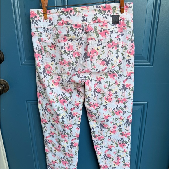 Jag Jeans Denim - JAG jeans. Pull on jeans. Floral. Five pockets. Size 6.